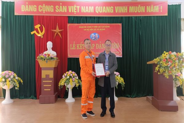 Chi bộ Điện lực Hà Quảng tổ chức Lễ kết nạp đảng viên mới