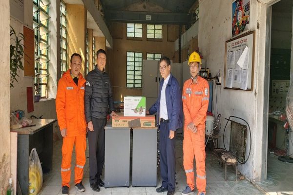 Công đoàn Công ty Điện lực Cao Bằng thăm và tặng quà Phân xưởng phát điện Suối Củn