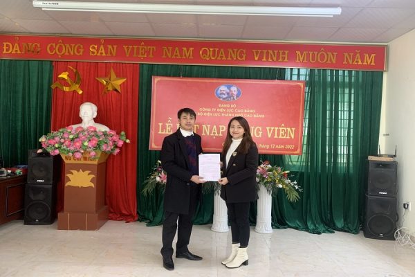 Chi bộ Điện lực thành phố Cao Bằng tổ chức Lễ kết nạp đảng viên