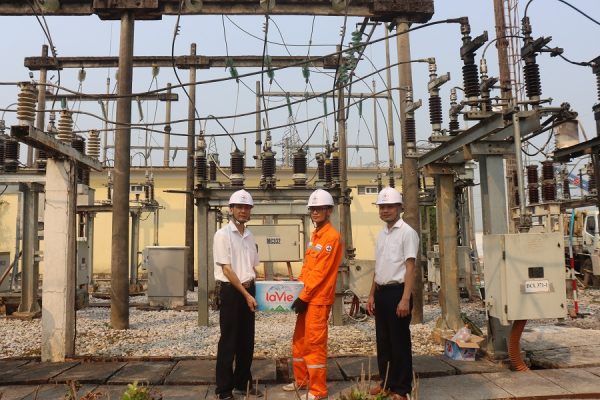 Công đoàn Công ty Điện lực Cao Bằng (PC Cao Bằng) thăm hỏi động viên CBCNV làm việc tại hiện trường nắng nóng