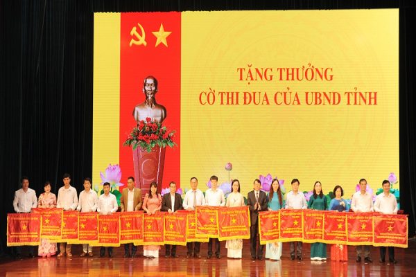 Chủ tịch UBND tỉnh Cao Bằng biểu dương tặng Cờ thi đua cho tập thể  Công ty Điện lực Cao Bằng