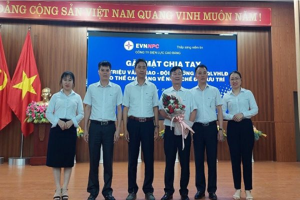 Công ty Điện lực Cao Bằng (PC Cao Bằng) gặp mặt chia tay cán bộ về nghỉ chế độ hưu trí