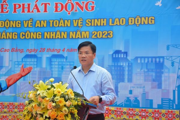 Hội đồng An toàn vệ sinh lao động tỉnh Cao Bằng khen thưởng công nhân Công ty Điện lực Cao Bằng đã có thành tích xuất sắc tiêu biểu trong công tác, lao động sản xuất năm 2022