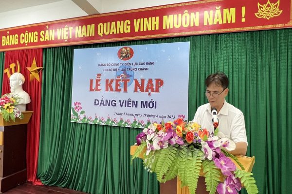 Lễ kết nạp Đảng viên mới tại Chi bộ Điện lực Trùng Khánh