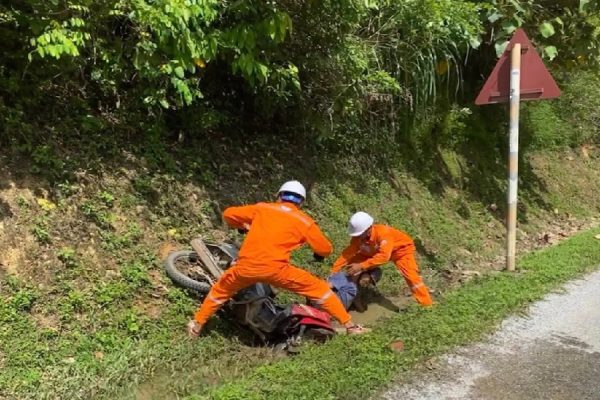 Công nhân Điện lực Bảo Lạc (PC Cao Bằng) giúp người bị tai nạn giao thông