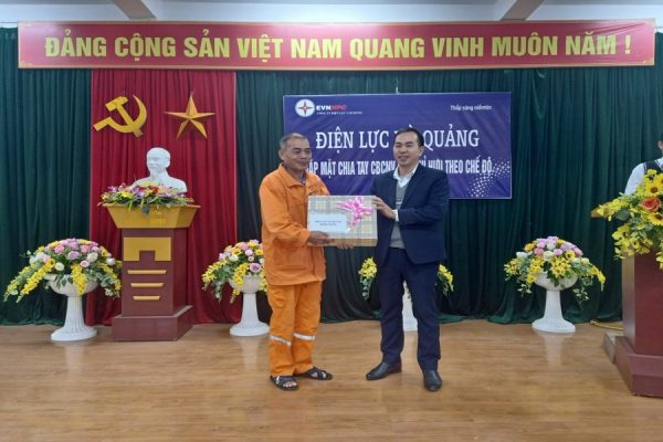 Điện lực Hà Quảng (PC Cao Bằng) gặp mặt chia tay ông Lương Văn Thùy về nghỉ hưu theo chế độ