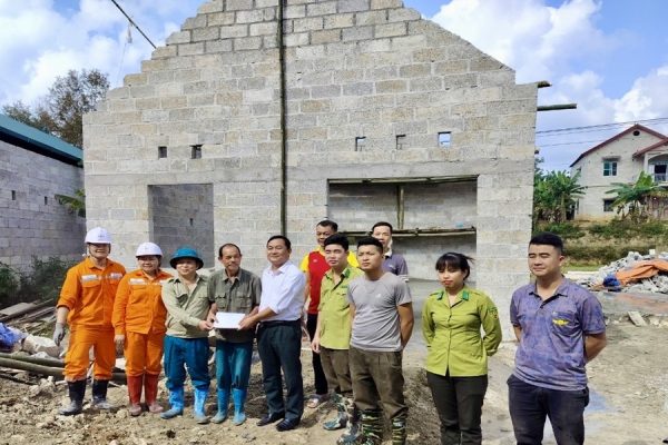 Điện lực Hạ Lang (PC Cao Bằng) ra quân giúp đỡ hộ nghèo xóa nhà tạm, nhà dột nát