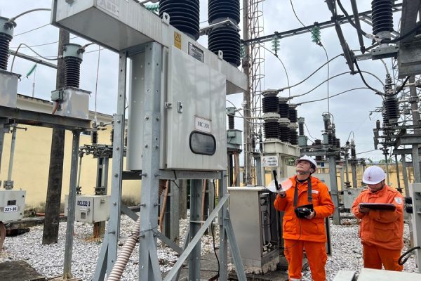 Đội Quản lý vận hành Lưới điện cao thế Cao Bằng (PC Cao Bằng) đảm bảo cung cấp điện nhân dịp tết Nguyên Đán Giáp Thìn