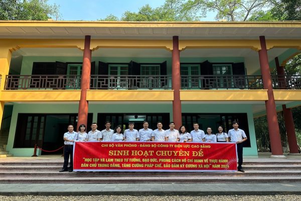 Chi bộ Văn phòng, Đảng bộ Công ty Điện lực Cao Bằng sinh hoạt chuyên đề tại Khu di tích lịch sử K9 Đá Chông và Di tích nhà tù Hỏa Lò, Hà Nội