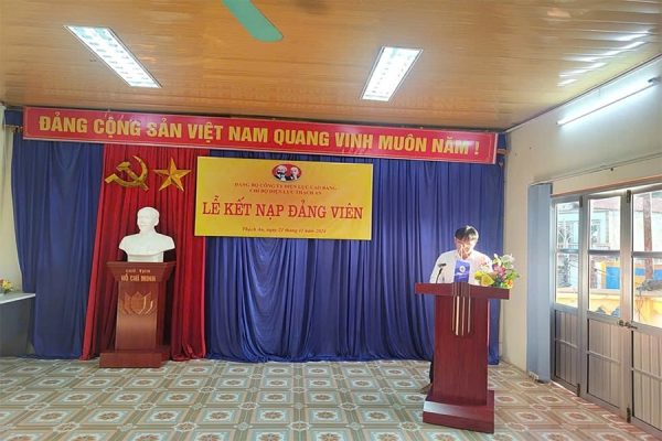 Chi bộ Điện lực Thạch An kết nạp đảng viên mới