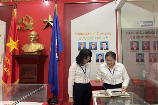 Cán bộ công nhân viên Văn phòng thăm phòng truyền thống của Công ty Điện lực Cao Bằng