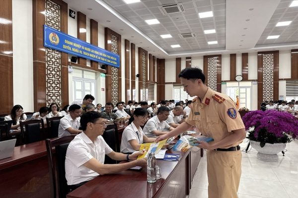 Tăng cường phổ biến kiến thức pháp luật về an toàn giao thông đường bộ tại Công ty Điện lực Cao Bằng