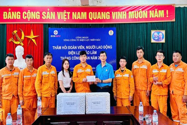 Bữa cơm Công đoàn – ấm áp tình đồng nghiệp nơi địa đầu Tổ quốc