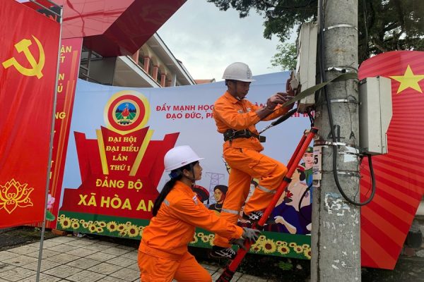 Đội Quản lý điện lực khu vực Hòa An (PC Cao Bằng) đảm bảo nguồn sáng cho thành công Đại hội Đảng bộ xã lần thứ I