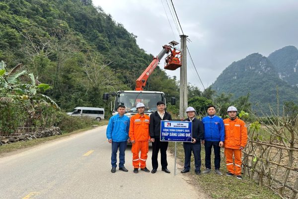 Thắp sáng làng quê biên giới – lan tỏa nghĩa tình ngành Điện