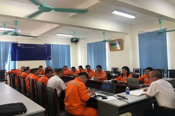 100% cán bộ, công nhân viên Đội Quản lý điện lực khu vực Trùng Khánh (CTĐL Cao Bằng) trải nghiệm ứng dụng chăm sóc khách hàng mới của EVN