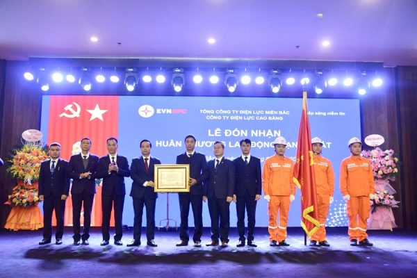Công ty Điện lực Cao Bằng vinh dự đón nhận Huân chương Lao động hạng Nhất