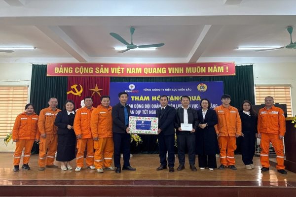 Ấm áp nghĩa tình Công đoàn EVNNPC với người lao động Đội Quản lý điện lực khu vực Hà Quảng (CTĐL Cao Bằng) dịp Tết Bính Ngọ 2026