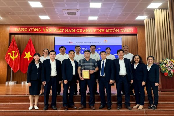 Công ty Điện lực Cao Bằng (CTĐL Cao Bằng) tri ân và chia tay ông Hoàng Đức Hạnh về nghỉ chế độ hưu trí