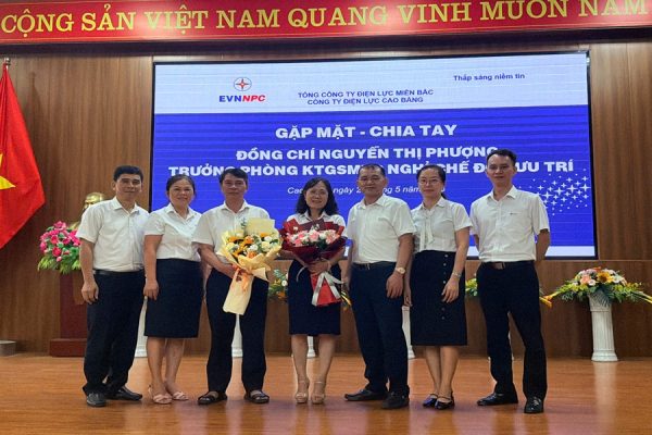 Công ty Điện lực Cao Bằng tổ chức gặp mặt, tri ân bà Nguyễn Thị Phượng – Trưởng phòng Kiểm tra giám sát mua bán điện về nghỉ hưu theo chế độ