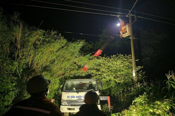Tự hào những “chiến sĩ áo cam” xuyên đêm giữ sáng dòng điện nơi biên cương