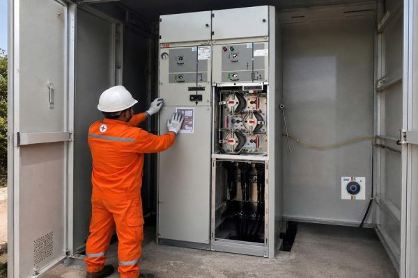 Công ty Điện lực Cao Bằng kịp thời đóng điện 11 trường nội trú trước thềm năm học mới
