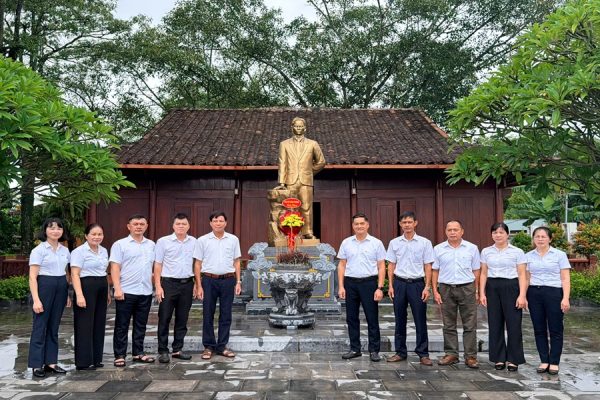 Chi bộ Văn phòng Công ty Điện lực Cao Bằng sinh hoạt chuyên đề tại khu lưu niệm đồng chí Hoàng Đình Giong